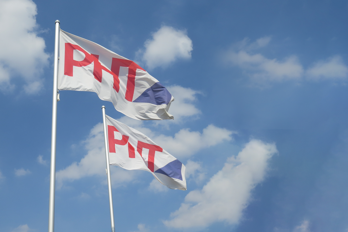 Wehende PHT-Fahnen im Wind mit rot-blauem PHT-Logo